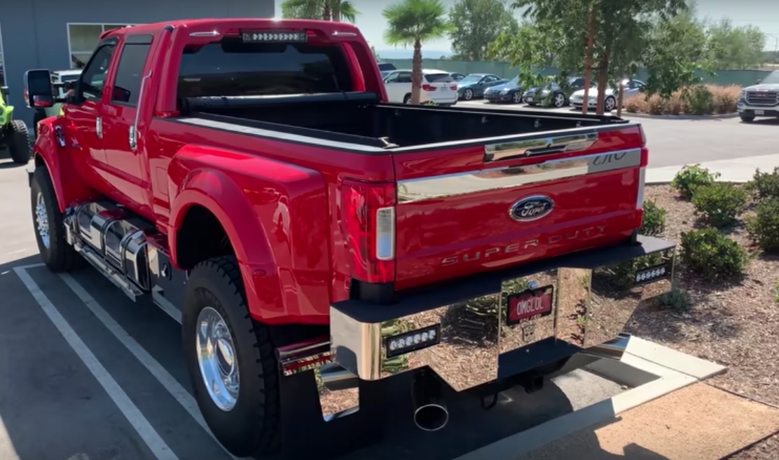 ford tiene una enorme camioneta f650 que parece un camión