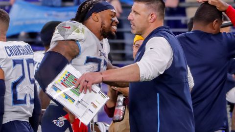 Mike Vrabel dando indicaciones a su linebacker Derrick Henry con los Tennesse Titans.