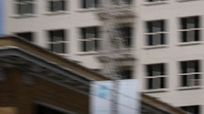 Los estafadores te engañan para que les des tu dirección e información de tarjeta de crédito o débito.