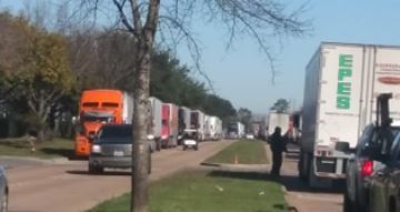 La fila de camiones sobre Windfern.