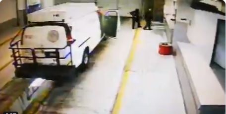 Salió junto a otros dos reos en una ambulancia,