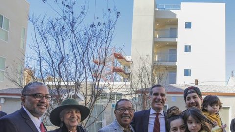 El alcalde Eric Garcetti, en la inauguración de la vivienda para personas desamparadas.