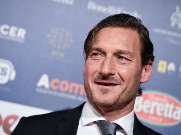 Totti da clases a sus 43 años de edad.