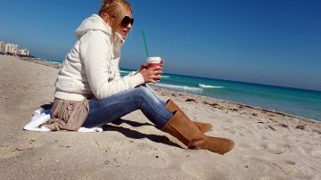 Ante el frente frío que se podría registrar en el sur de la Florida, es muy posible que se vean a muchos turistas abrigados y paseando por las playas de Miami.