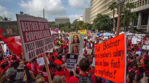 Los maestros también piden que se construyan más bibliotecas y que las clases sean más pequeñas.