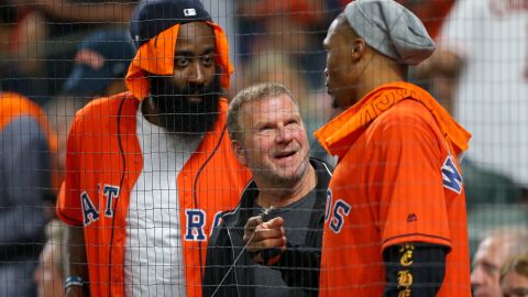 Tilman Fertitta (centro) con James Harden y Russell Westbrook.