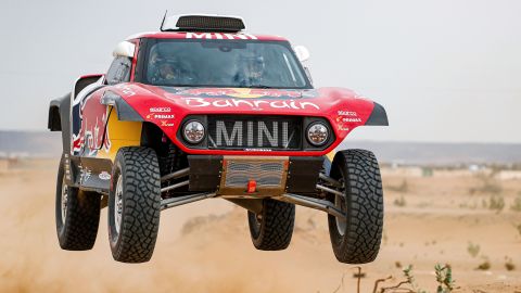 Los españoles Carlos Sáinz y Lucas Cruz antes del inicio del Rally.