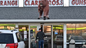 Un hombre entra en la tienda de armas Clark Brothers en Warrenton, Virginia,