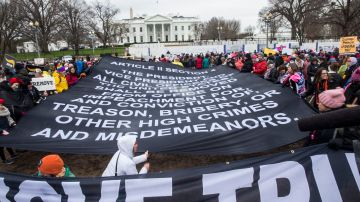 Manifestantes con una pancarta cerca de la Casa Blanca durante la Marcha de las Mujeres 2020.