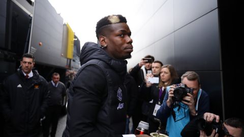 paul pogba en muletas paris