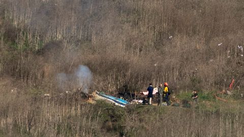 El helicóptero se estrelló contra una montaña a 1,700 pies de altura.