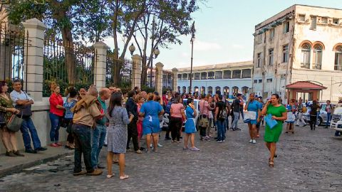 Trabajadores abandonan edificios durante el temblor en La Habana.