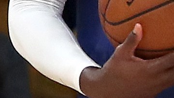 Anthony Davis tuvo que salir del partido par someterse a unas radiografías.