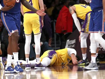 Anthony Davis tuvo que salir del partido par someterse a unas radiografías.