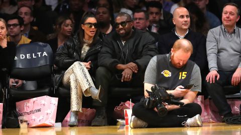 kim kardashian y kanye weste partido lakers contra cleveland