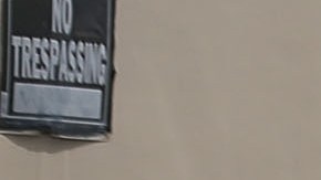 Una mujer intenta acceder a su vehículo en Miami Beach en medio de una calle inundada por el aumento del nivel del mar.