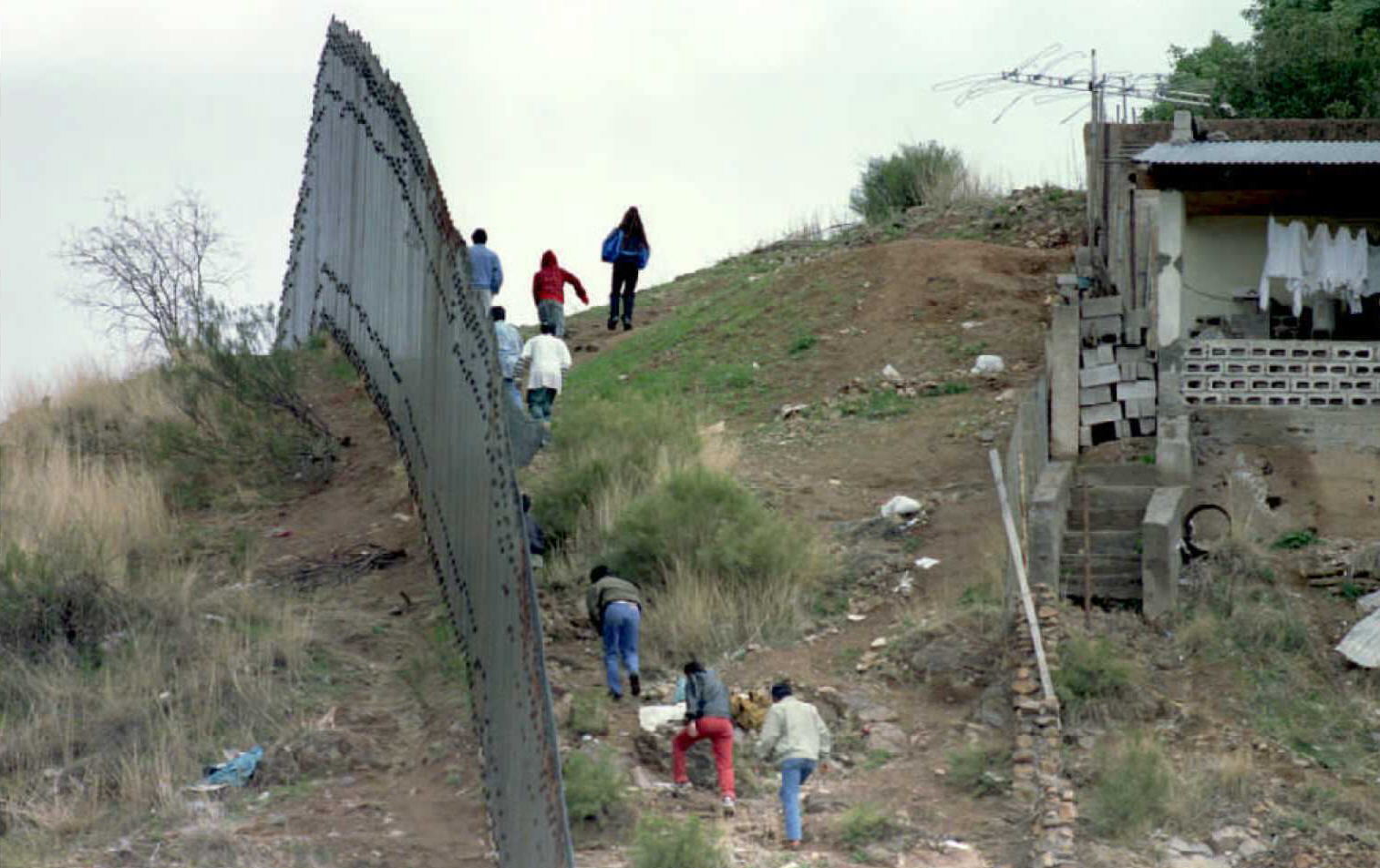 El Origen De Los Migrantes De Los Tiempos Del Cerco De Gallinero Al Muro Fronterizo De Acero 4006