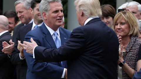 Kevin McCarthy y Donald Trump durante un evento oficial.