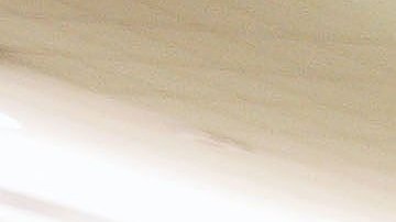 Un policía vigilando en las instalaciones del Aeropuerto Internacional de Miami.