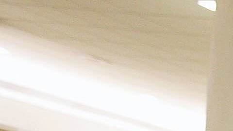 Un policía vigilando en las instalaciones del Aeropuerto Internacional de Miami.