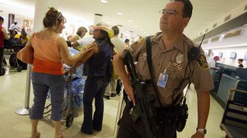 Un policía vigilando en las instalaciones del Aeropuerto Internacional de Miami.