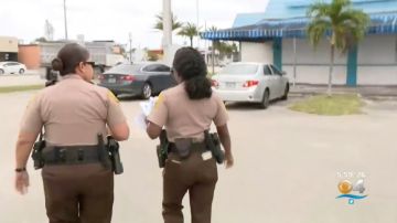 La policía ha estado recorriendo el área para recoger pistas sobre las muertes de las personas sin hogar en Miami.