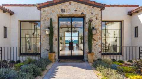 Entrada de la casa en Malibú. / Cortesía: The Agency