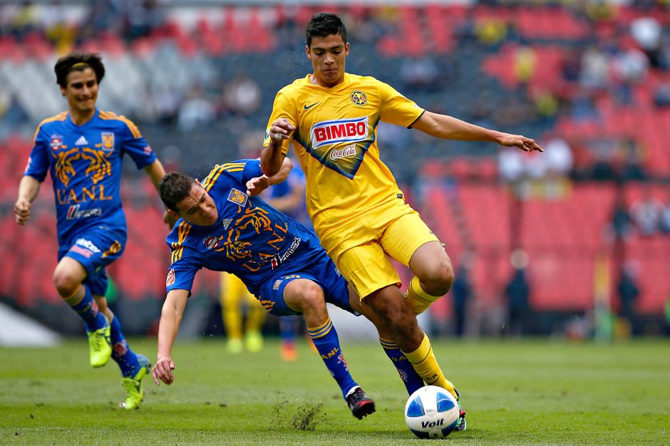 Raúl Jiménez ganando el balón ante Tigres.