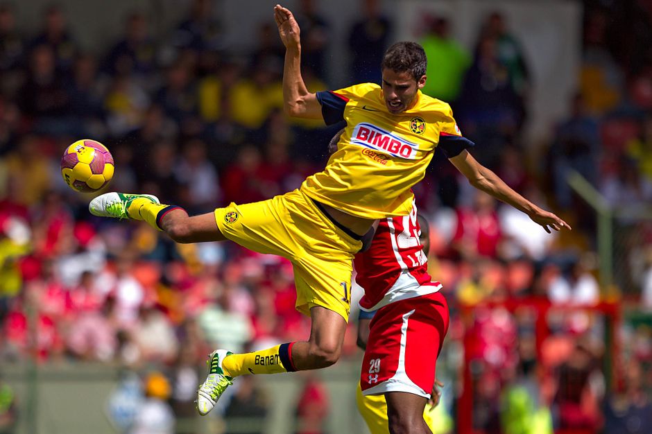 Diego Reyes disputando un balón contra el Toluca.