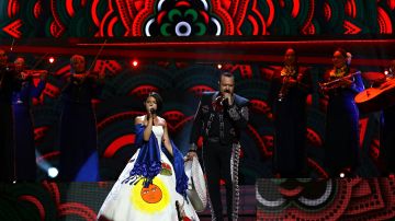 Ángela Aguilar y Pepe Aguilar cantando juntos.