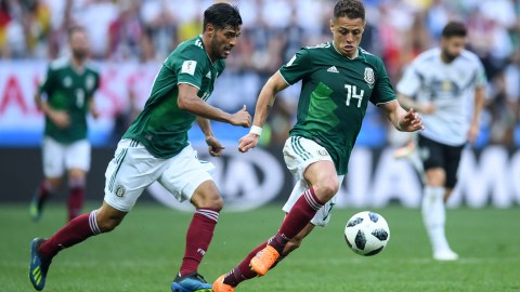 Carlos Vela y Javier Hernández, dos de los mejores delanteros mexicanos.