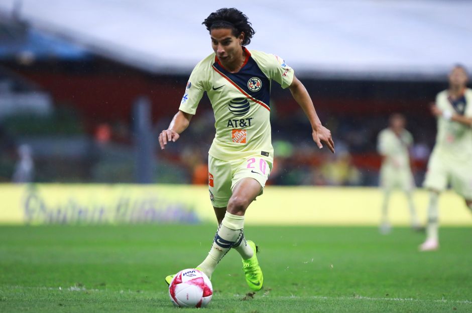 Diego Lainez conduciendo el balón.