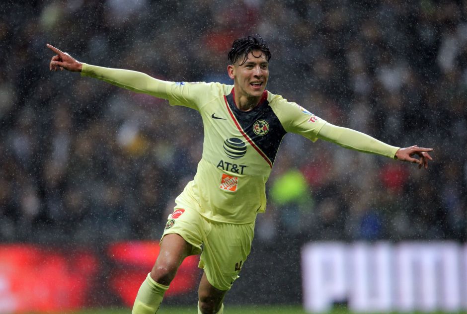 Edson Álvarez celebrando un gol bajo la lluvia.