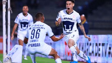 Felipe Mora en celebración de gol con Pumas