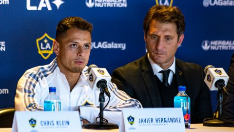 Javier Hernández y el técnico Guillermo Barros Schelotto.