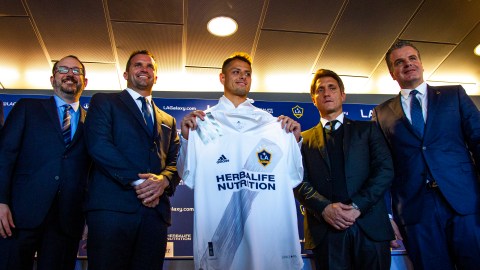 'Chicharito' con los altos mandos del LA Galaxy y su nueva playera.