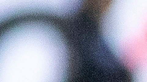 Paul Aguilar peleando el balón sobre el césped.