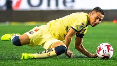 Paul Aguilar peleando el balón sobre el césped.