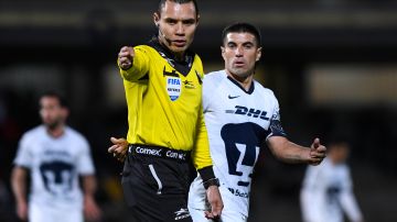 El árbitro, José Baños, fue suspendido por la acción.