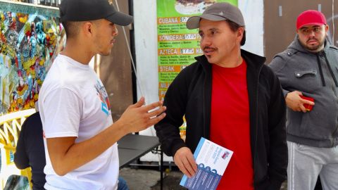 Luis Morán (izq.) ayuda a que los latinos conozcan la importancia del Censo. / foto: Suministrada.