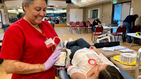 Hoy más que nunca se hace necesario donar sangre. (Araceli Martínez/La Opinión).