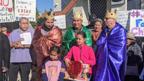 Los Reyes Magos les dan juguetes a Iris y Brittany. (Jacqueline García)