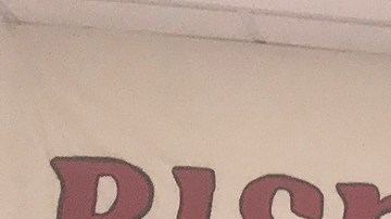 Daisy González y Alejandro Sánchez, organizadores de Centro de Trabajadores de Costura, hablan con dos costureras. (Iliana Salguero)