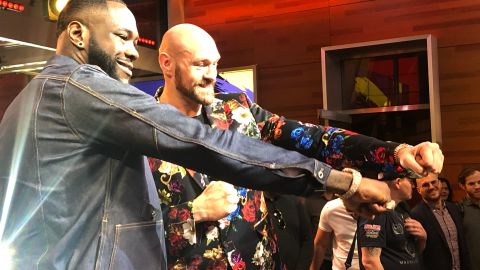 Deontay Wilder y Tyson Fury en un estudio de FOX.
