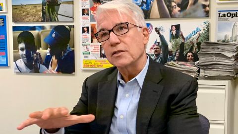 George Gascón  en una foto de archivo en la oficina de La Opinión.