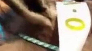 Burro obligado a beber cerveza.