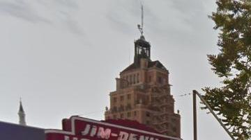 El famoso Jim-Denny's, en el centro de Sacramento, ha cerrado sus operaciones, luego de 85 años de servir hamburguesas en la zona.