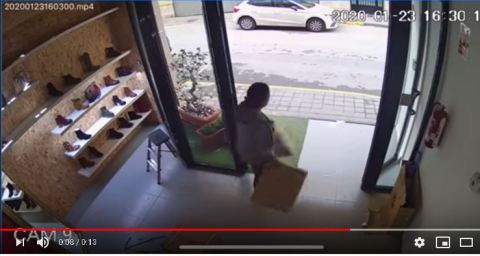 La mujer entró sigilosamente a la zapatería para hacer el robo.