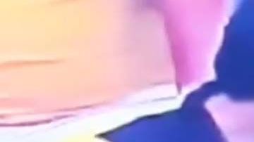 Deyvi Andrade Urgiles aparece en el video besando a una mujer, cuya identidad se desconoce.
