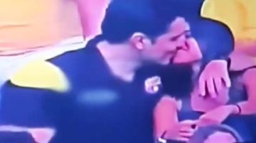 Deyvi Andrade Urgiles aparece en el video besando a una mujer, cuya identidad se desconoce.